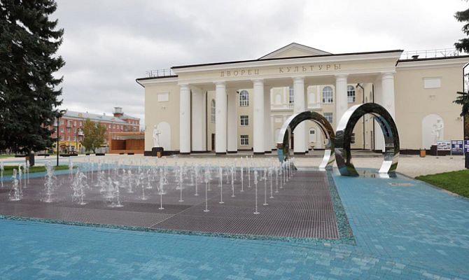 Губернатор Алексей Дюмин проинспектировал благоустройство ДК в Алексине