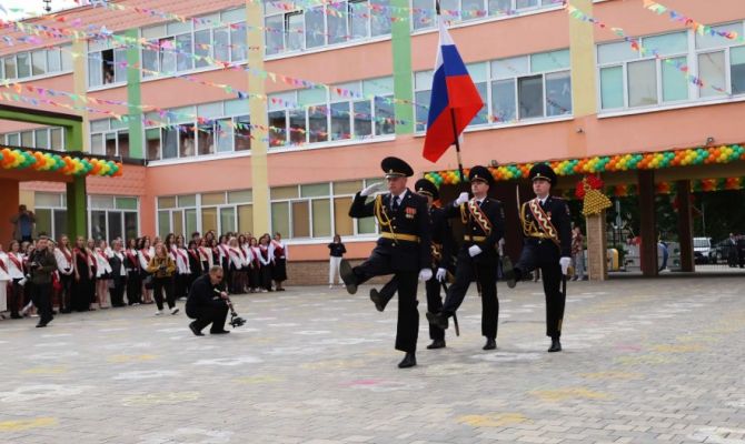 Полицейские из Тулы приняли участие в "Последнем звонке" школьников