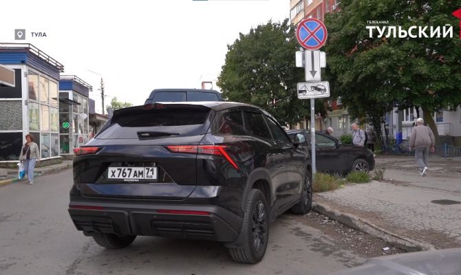 В Туле автохамы стали без опаски ездить по тротуарам