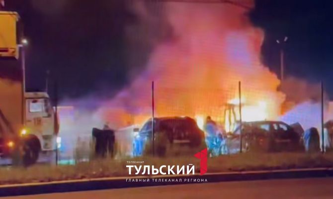 Очевидцы сообщили о сильном пожаре на парковке в Левобережном