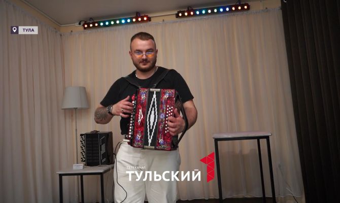 Тульский мастер превратил обычную гармошку в оркестр