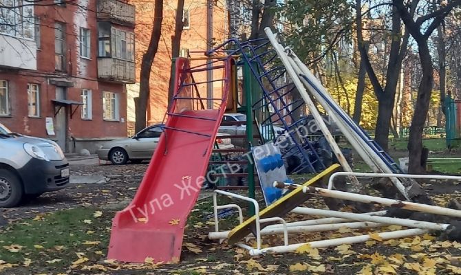 Туляки пожаловались на разобранную детскую площадку во дворе дома