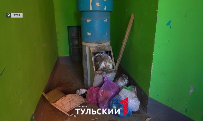 Мусоропровод в тульской многоэтажке превратился в рассадник тараканов и клопов