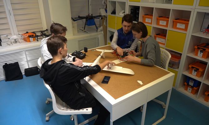 Юные изобретатели в Туле учатся сами собирать квадрокоптеры и конструировать самолеты