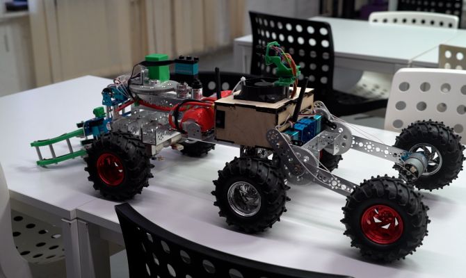 «Умные» руки: юные изобретатели из тульского Кванториума собирают модели роботов-манипуляторов