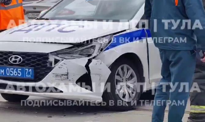 Машина ДПС попала в аварию у цирка в Туле