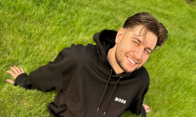 Блогер-миллионник DAVA подарил цветы и угостил шашлыком подписчицу из Ясногорска