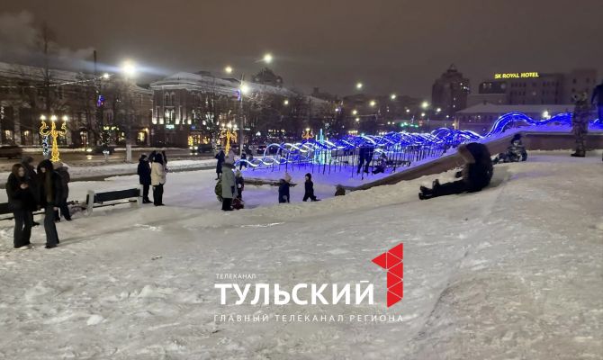 Туляки устроили горку на ступенях Белого дома