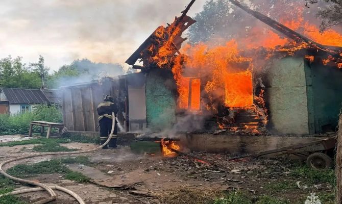 В деревне под Киреевском загорелся жилой дом