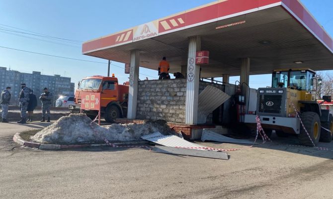 В Туле станет меньше незаконных строений: судебные приставы начали сносить автозаправку