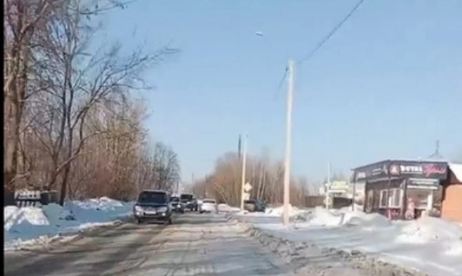 В Донском вышли из берегов три пруда и затопили дорогу