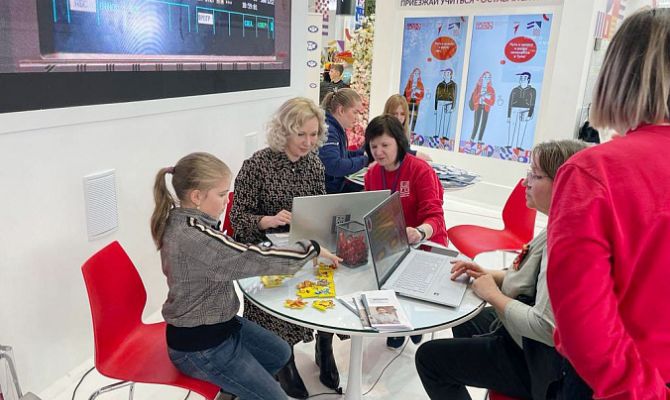 Гостей тульского стенда на форуме «Россия» научили управлять беспилотниками