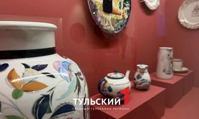 В Туле открылась выставка уникального агитационного фарфора