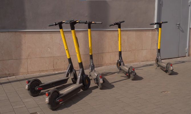 В Туле самокатчики открыли сезон массовыми нарушениями ПДД