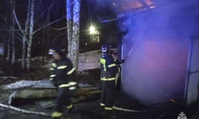 В Епифани загорелись дом и гараж с машиной внутри