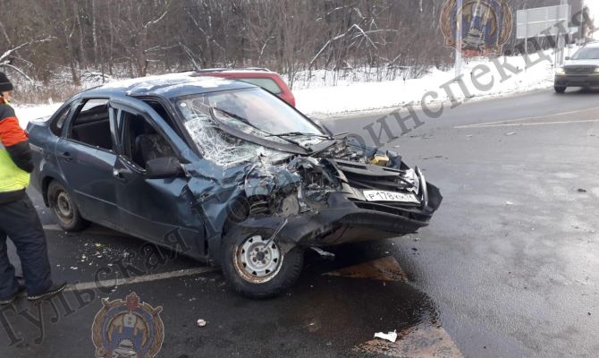 В Туле в ДТП с легковушкой и большегрузом пострадали 3 человека
