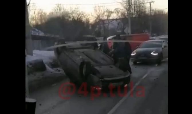 В Туле «Лада Приора» сделала сальто и приземлилась на крышу