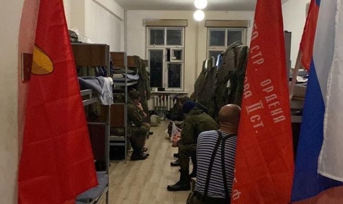 В воинскую часть мобилизованным жителям Алексина доставили Знамя Победы