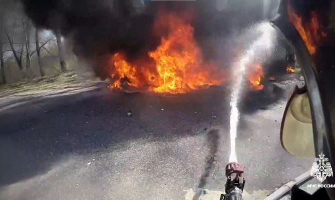 Пожарный показал тушение автобуса в Новомосковске от первого лица
