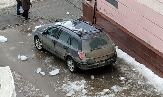 В Туле на Красноармейском проспекте ледяная глыба упала на крышу автомобиля