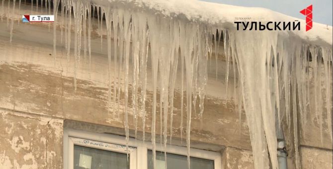 В Туле 63-летний пенсионер получил травму от упавшего с крыши льда