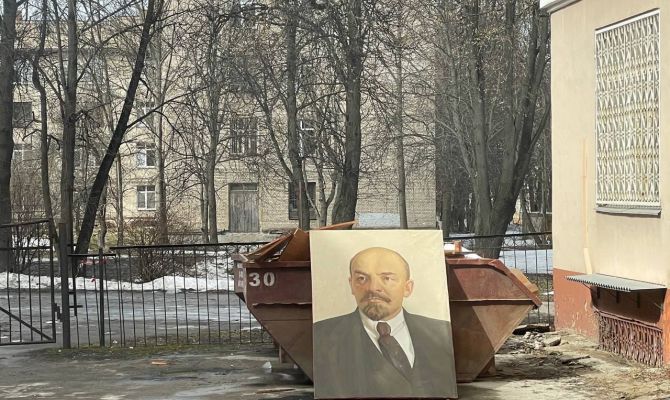В Туле портрет Ленина отправили на "свалку истории"