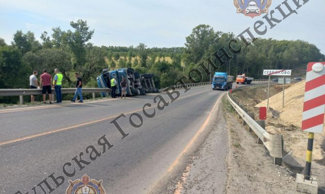 На трассе М-2 «Крым» в Большой Туле грузовик въехал в ограждение и перевернулся