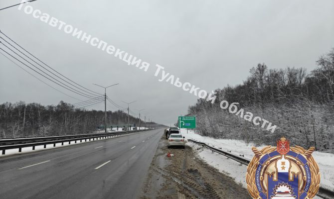 На трассе М-2 "Крым" под Тулой иномарка протаранила ограждение