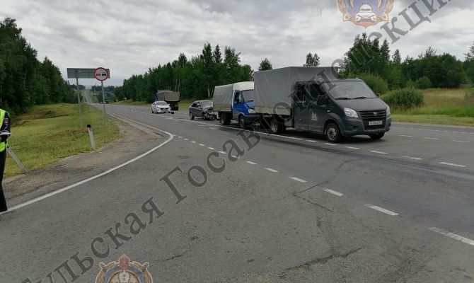 На дороге М-2 под Тулой легковушка столкнулась с двумя грузовиками