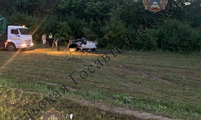 В Туле перевернулась легковушка: трех человек госпитализировали