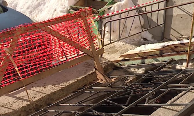 Лестница в тульской многоэтажке обвалилась под женщиной: жильцы опасаются новой аварии