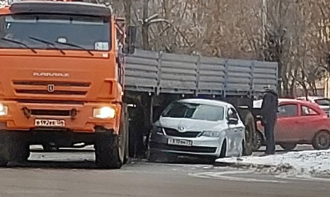 В Туле на улице Рязанской столкнулись "КамАЗ" и легковушка