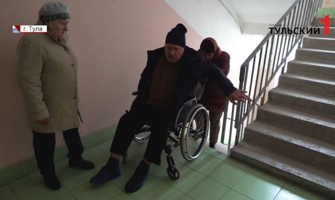 На 5 этаж на коляске: в Туле пенсионер-инвалид 1,5 месяца не может выйти из дома из-за поломки лифта