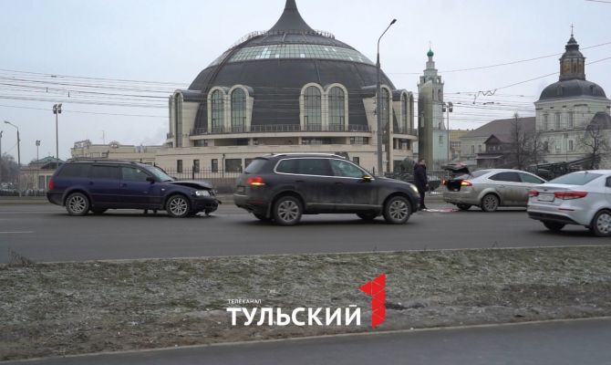 Возле Музея оружия в Туле столкнулись две иномарки