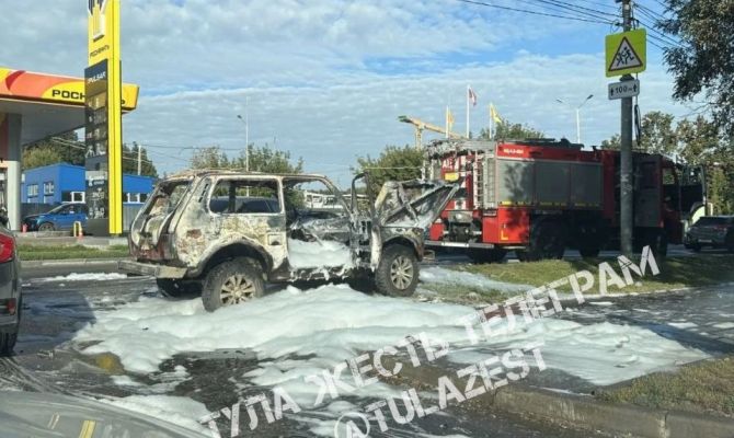 Утром 3 сентября на улице Кауля в Туле сгорела «Нива»