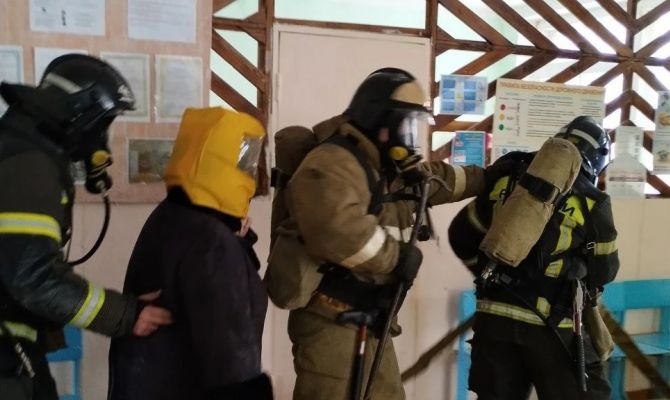 Пожарные учения прошли в школе в Арсеньевском районе