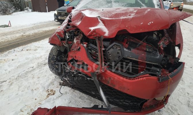 Серьезное ДТП на трассе "Тула-Новомосковск": автомобиль "Рено" врезался в "Ниву"