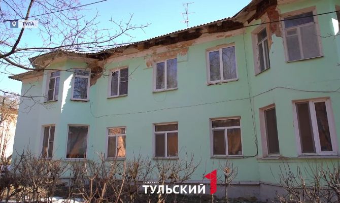 Обваливается штукатурка и течет крыша: дом в тульских Барсуках остался без УК