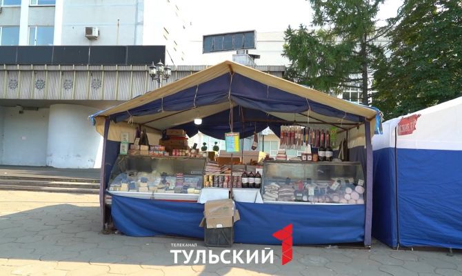 «Мухи на колбасе и позеленевший сыр»: что продают в тульских палатках в +32