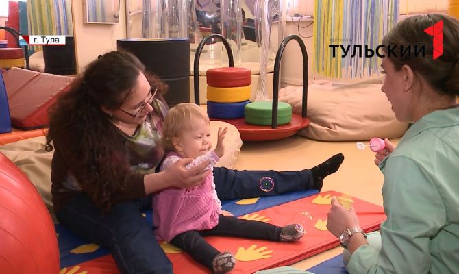 В Туле американские физиотерапевты помогают детям с церебральным параличом