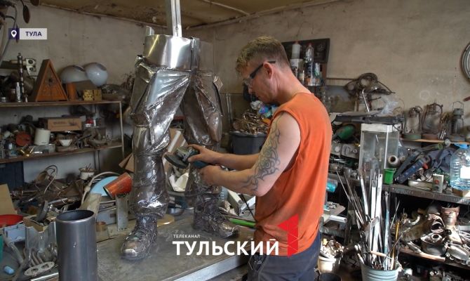 Мастер стимпанка из Тулы создает памятник бойцу СВО
