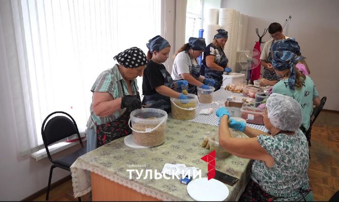 C местных огородов в зону СВО: жители Алексина создали кулинарный цех