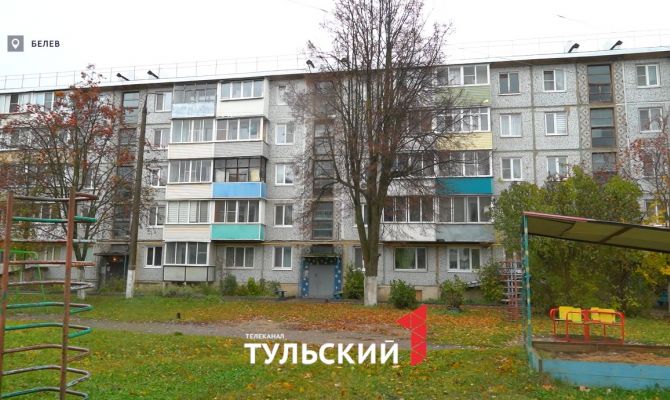 Житель Белева три года живет с открытом окном из-за обрушенного дымвентканала