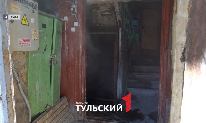 Черная плесень разрослась в пятиэтажке в Туле из-за прорыва трубы в подвале