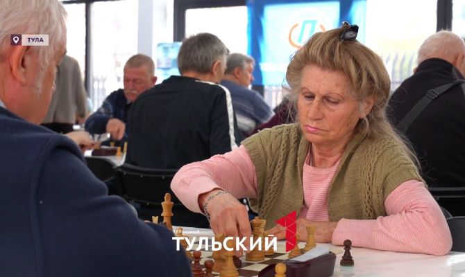 Пенсионеры из Тулы разбирают шахматные партии с помощью ИИ
