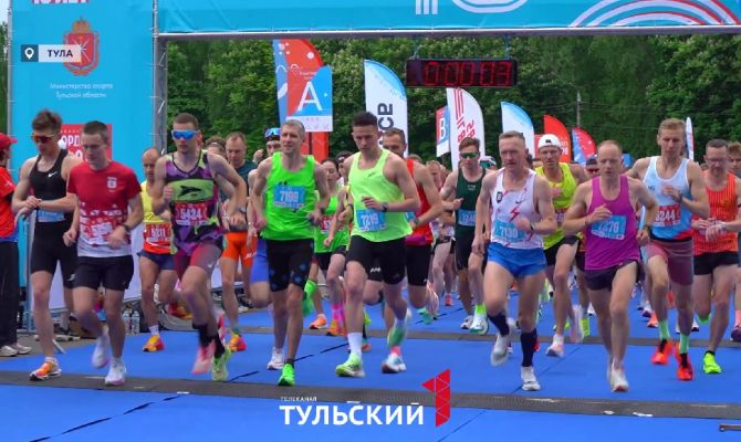 Туляки вышли на массовый 21-километровый забег в Центральном парке 