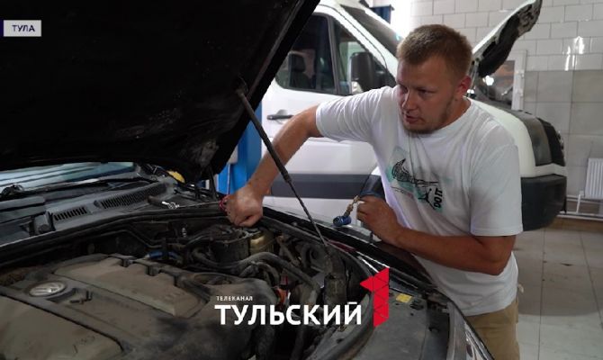 Туляк чуть не лишился авто после заправки кондиционера на обочине 