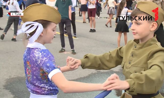 Более 1 000 туляков закружились в танце под песню «Синий платочек»