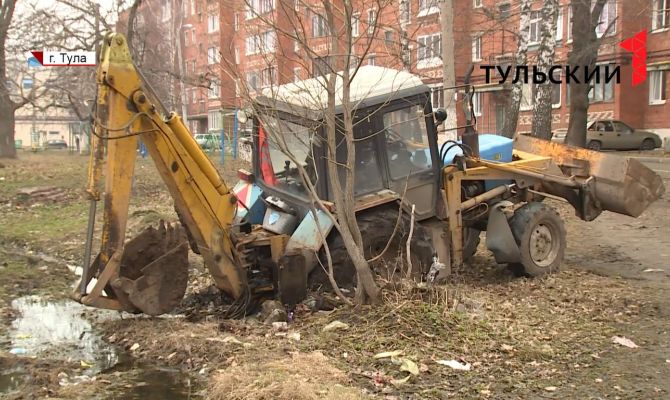 По вине коммунальщиков возле дома тульской пенсионерки появилась огромная яма