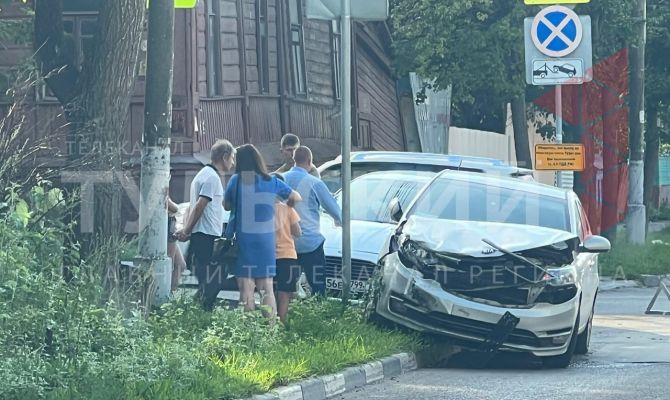 На перекрестке улиц Пушкинской и Бундурина в Туле столкнулись две легковушки